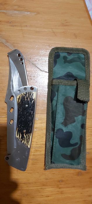 Продавам нож с калъф
