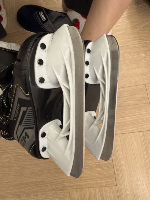 Продам хоккейные коньки