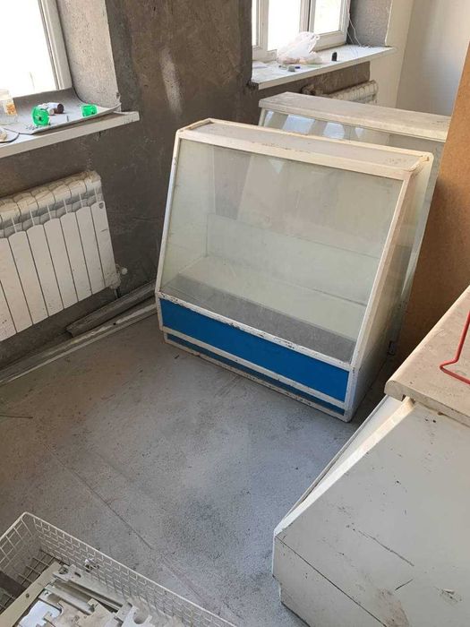 Витрина для магазина металлическая