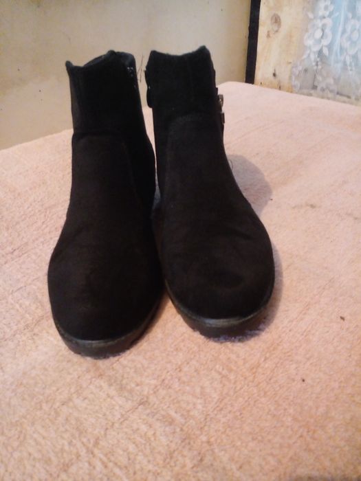 Продам ботинки .