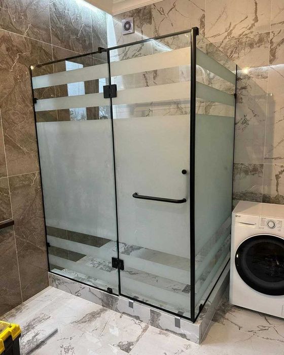 Душевые кабины и перегородки из закаленного стекла.