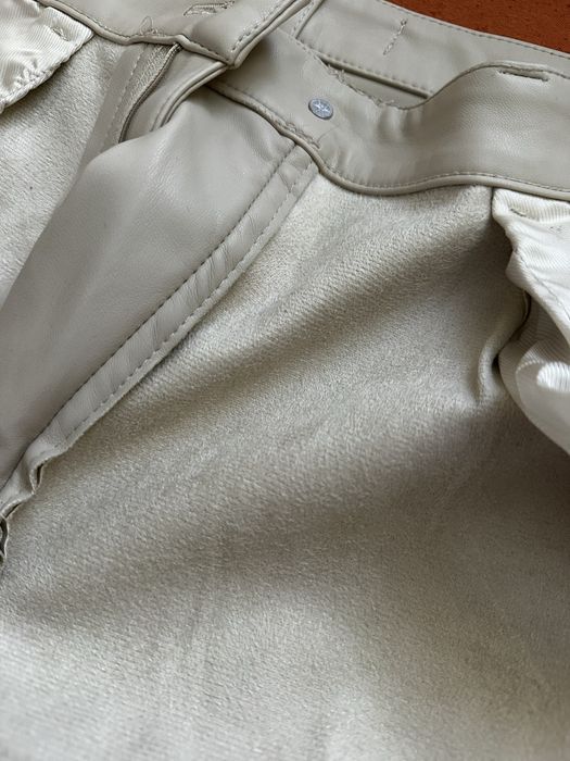 ZARA бежов кожен панталон с цепки и мека подплата