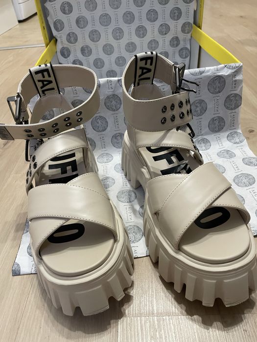 Сандали на платформа Buffalo, бежови