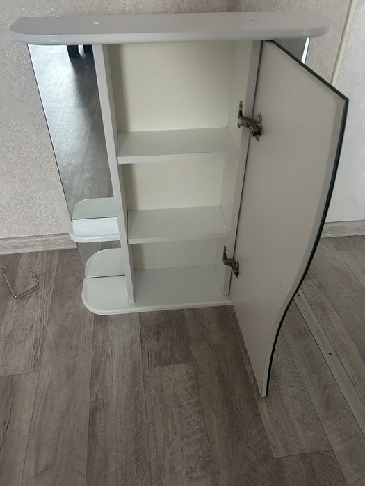 Подвесной шкаф в ванну