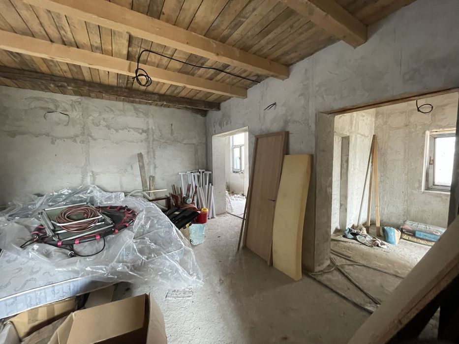 Vand casa, semifinisata. Propietar!