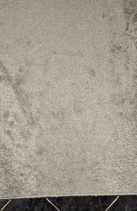 Продавам 2 бр меки мокетени килими за под в сребристо-сиво