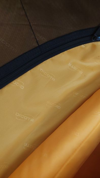 Чанта за лаптоп на Dicota и подарък Gabol.