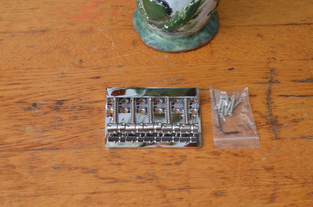 Bridge pentru chitara bas din metal.