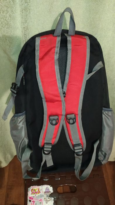 Продам красный рюкзак.