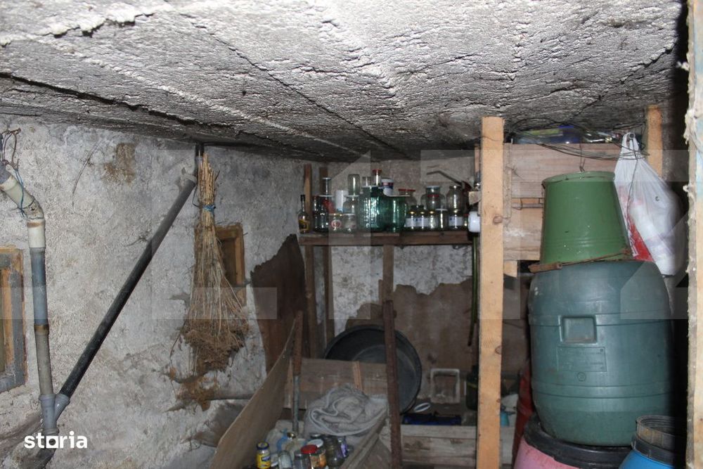 Casa traditionala cu curte generoasa, in centrul localitatii Valcele
