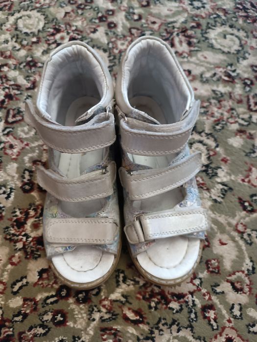 Детская лечебная обувь на девочку.