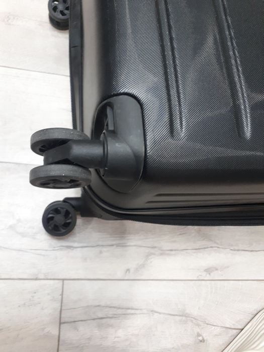 Чемодан L новый 21.000