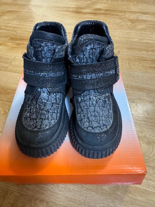 Продам осенние батинки на девочку