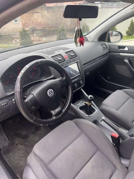 Vanad sau schimb mai multe detali