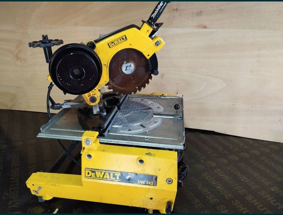 Пендула Герунг циркуляр 305 мн ДЕВОЛТ DEWALT завъртащ се  перфектен