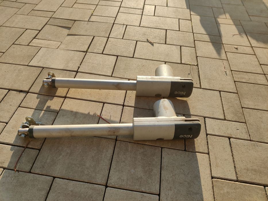 Vând automatizare de deschidere a porților batante