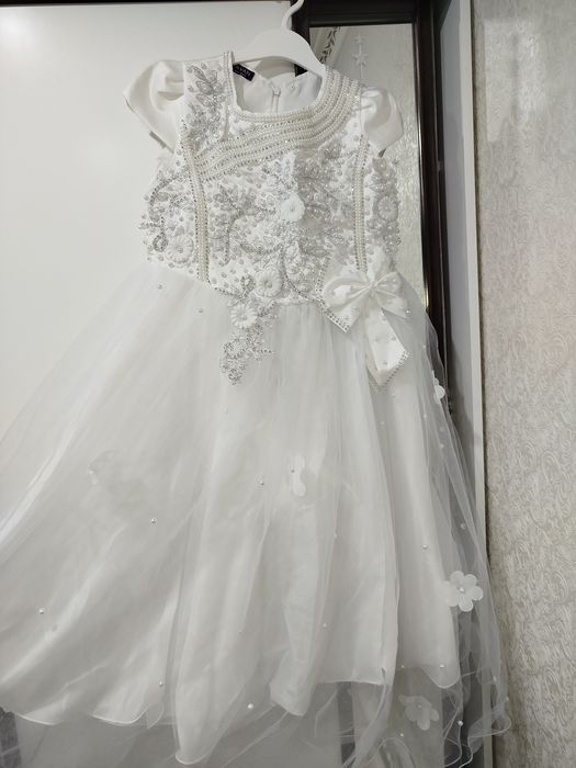 Продам белое платье на девочку