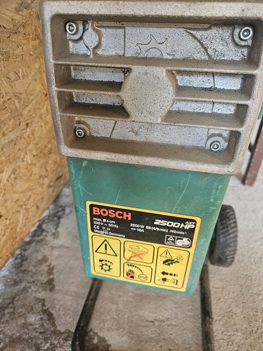 Tocator crengi Bosch 2500 HP axt