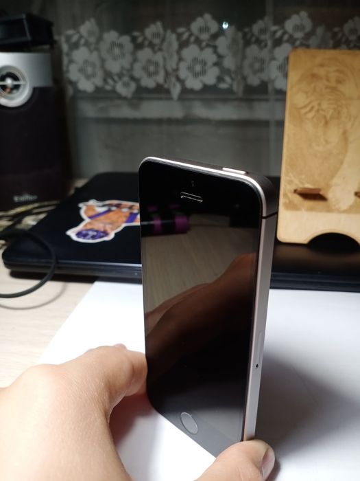 Продам iPhone SE 2016