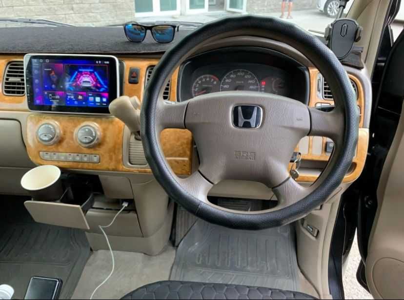 Автомобиль Honda Stepwgn RF3 минивен на 8 мест передний привод