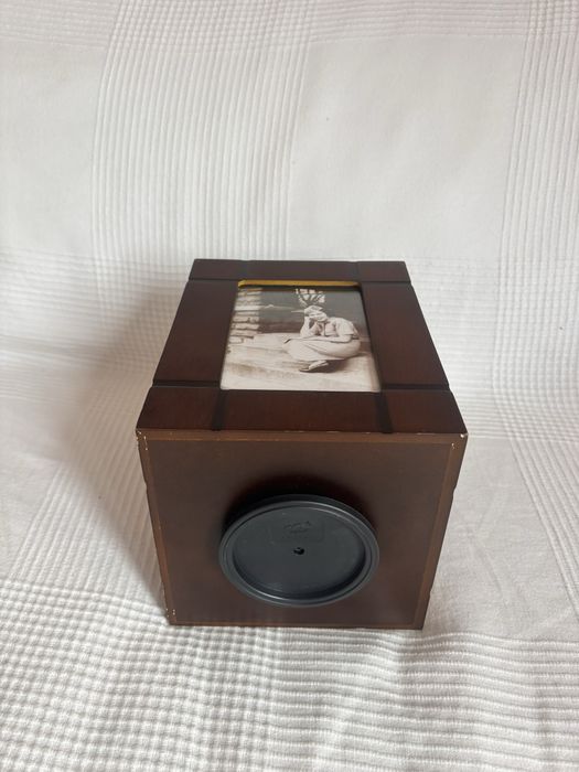 Фотоалбуми в стилна дървена кутия с въртяща основа