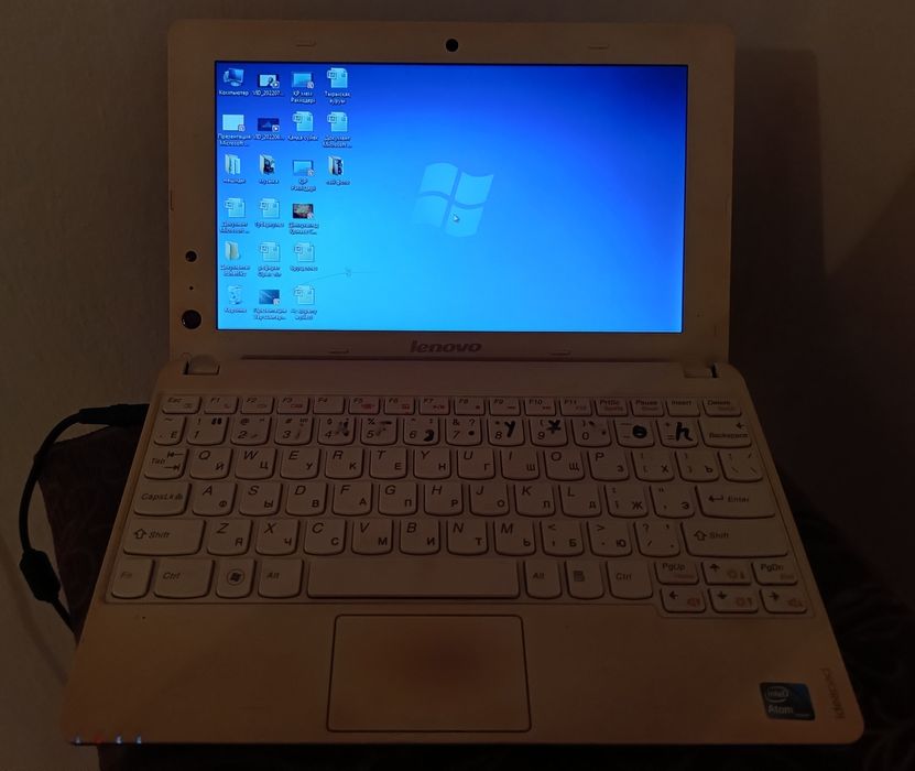 Lenovo IdeaPad S100 белого цвета.