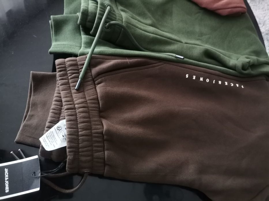 Vând pantaloni sport pt bărbați