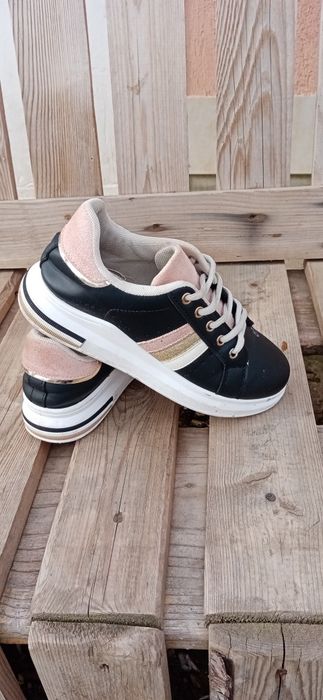 Vând adidași în stare bună