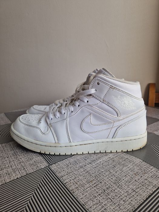 Кецове Nike Air Jordan 1 mid Triple White