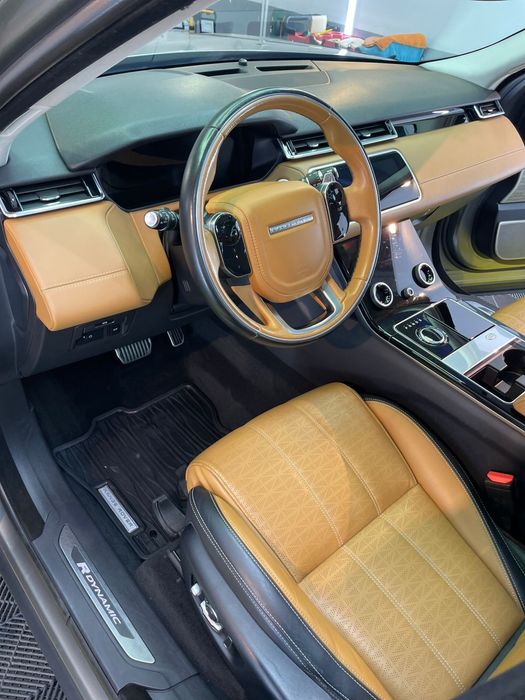 Range Rover Velar R-Dynamic • 2.0 Benzină • / schimb