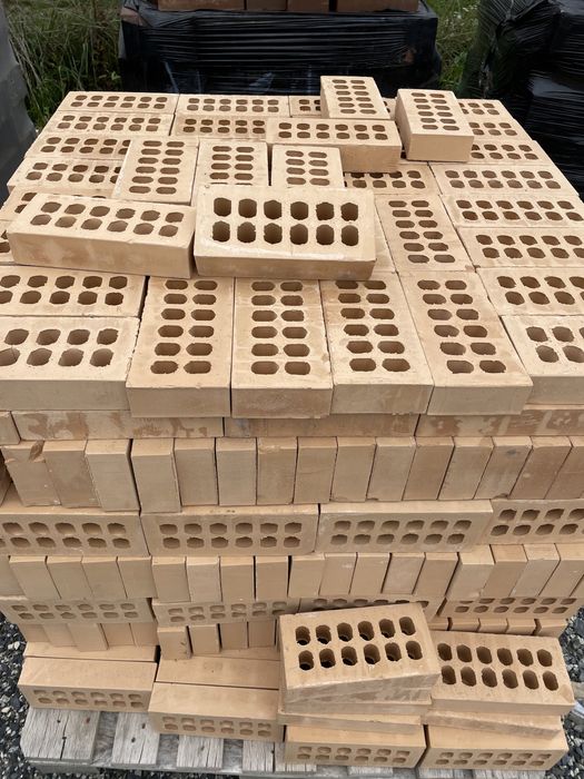 Vand caramida aparenta