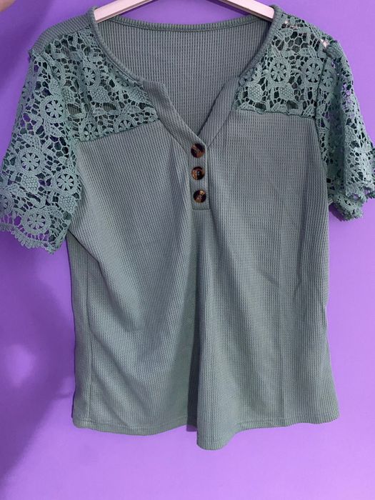 Зелена теениска.