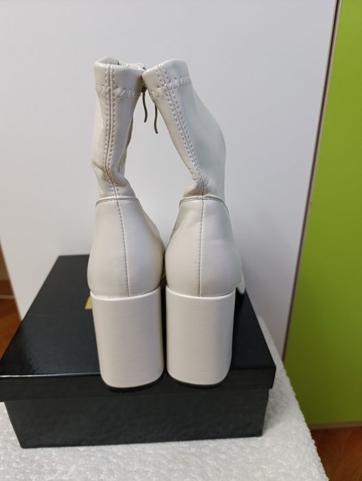 Бежови Дамски боти