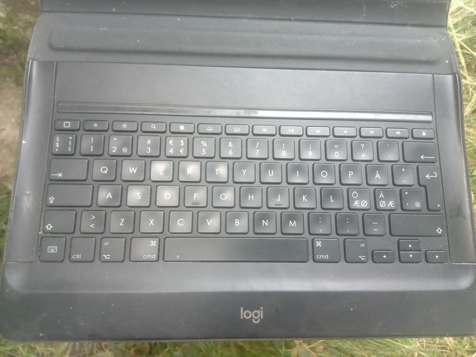 Tastatura laptop -tabletă.