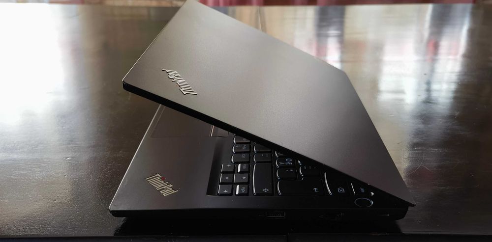 Продавам Гаранционнен Lenovo ThinkPad E14/IPSматFHDсKам/6x2.3ghzThr/8gb/nVme256gb/AmdRadeon/СветКB/6чБ