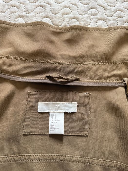 Titlu: Jacheta dama H&M bej stil safari marime S cu cordon