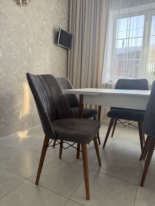 Продам стол со стульями (6 стульев)