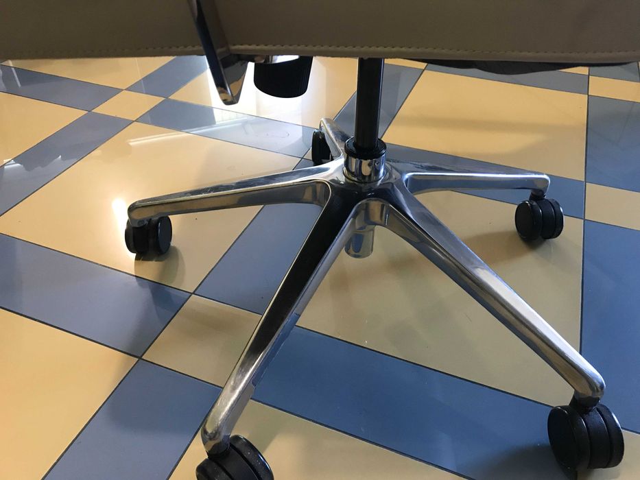 Дизайнерски конферентен стол-Bernhardt Design duet task chair