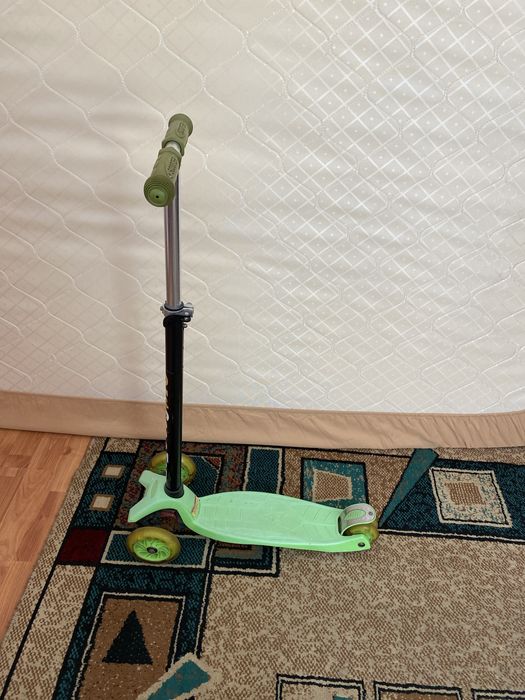 Детский зеленый самокат