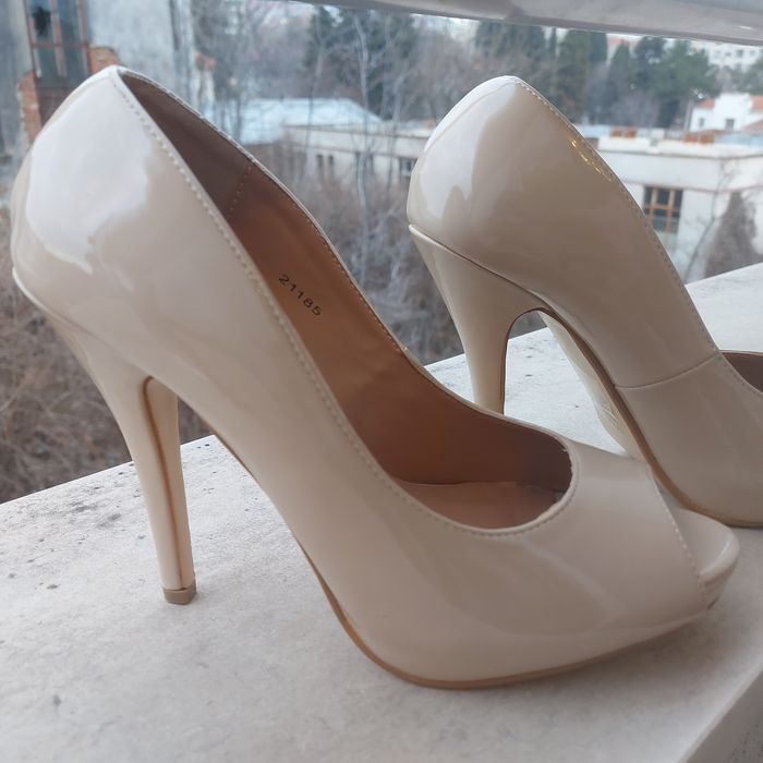 Дамски обувки на висок ток