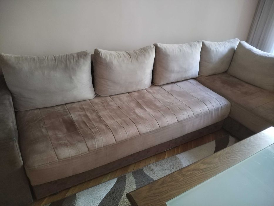 Продавам ъглова холна гарнитура в много добро състояние