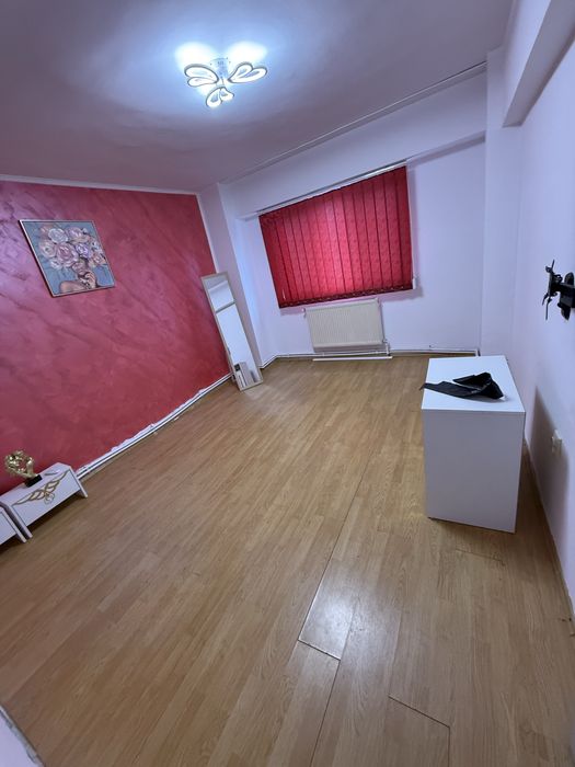 Inchiriez apartament cu 3 camere