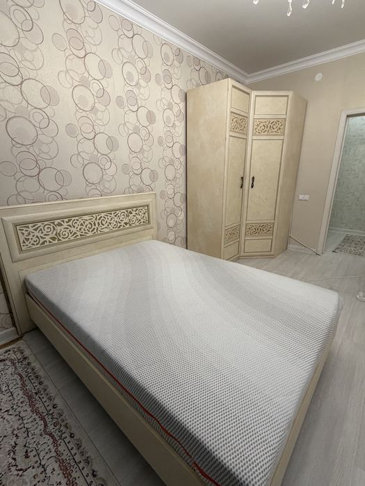 Продам спальный гарнитур (кровать и шкаф)