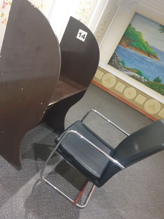 Компьютерные столы со стульями мониторы 22 и 18