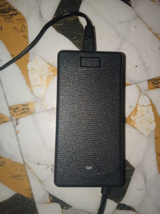 Vând încărcător de trotinetă electrică Universal ca nou