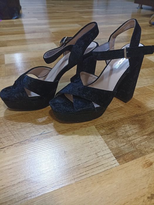 Pantofi cu toc înalt de dama!