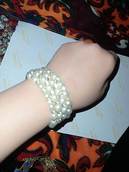 Bilak uzuk va soch uchun taqinchoq.