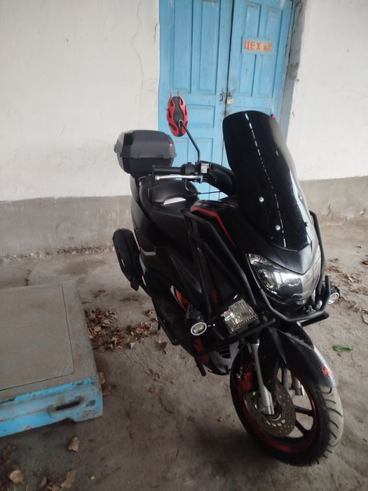 Yamaxa N MAX sotiladi 
180 kub
Tezligi 120 
Benzin rasxoti 4/5 litr
Xo