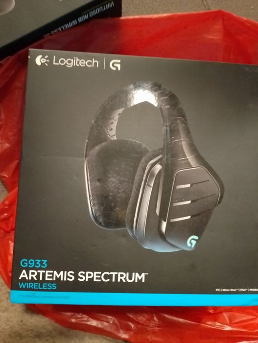 Logitech G933 Artemis Spectrum Wireless, o pereche de căști de gaming wireless cu sunet surround 7.1.