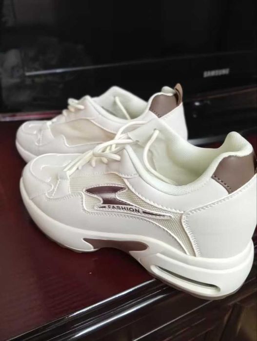 Нови маратонки със скрита платформа